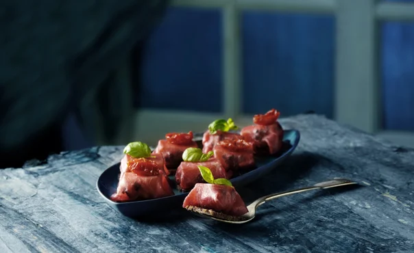 Små bresaolapakker med ost og oliven