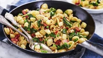 Pasta med fläsk, spenat och tärnad ost