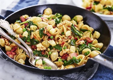 Pasta med fläsk, spenat och tärnad ost