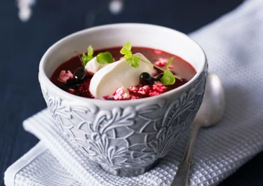 Rödbets- och tomatsoppa med ost och oliver