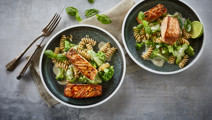 Pasta med stegt laks og lime