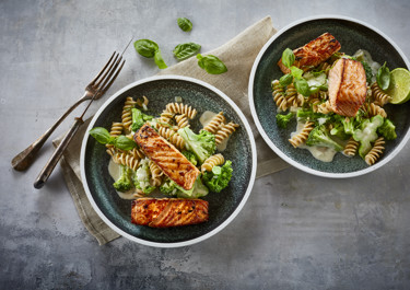 Pasta med stegt laks og lime