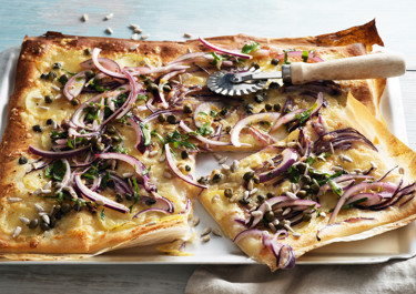 Pizza bianca med syrad grädde, kapris och lagrad ost