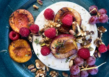Grillad brie med frukt och nötter