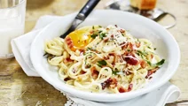 Pasta carbonara med syrad grädde