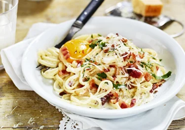 Pasta carbonara med syrad grädde