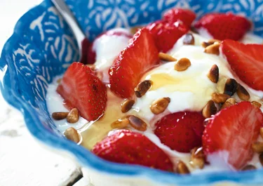 Jordgubbar med varm mandelhonung