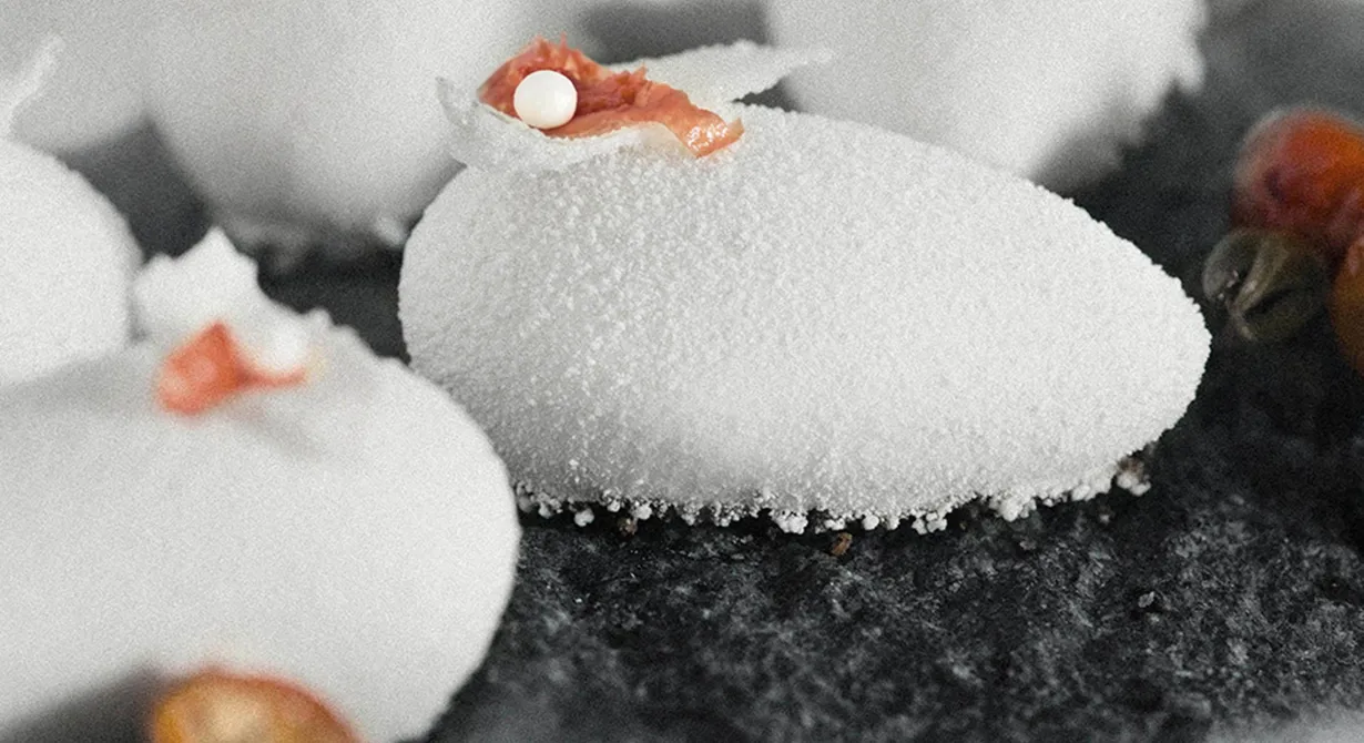 En av barndomens kvardröjande smaker är nyponsoppa med mandelbiskvier och vaniljglass. Här gömmer sig syltade nypon i äggformade snöbollar av gräddmousse på en mandelbotten. Nostalgi har aldrig smakat så bra.