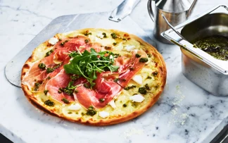 Pizza rustique au pesto, jambon sec et pommes de terre
