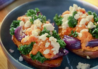Baked sweet potatoes with onion, kale and cheese