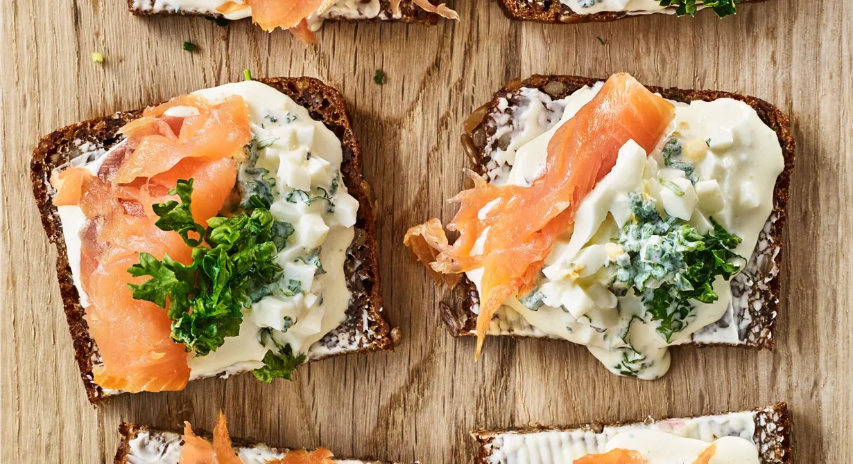 Äggsallad på rågbröd med topping
