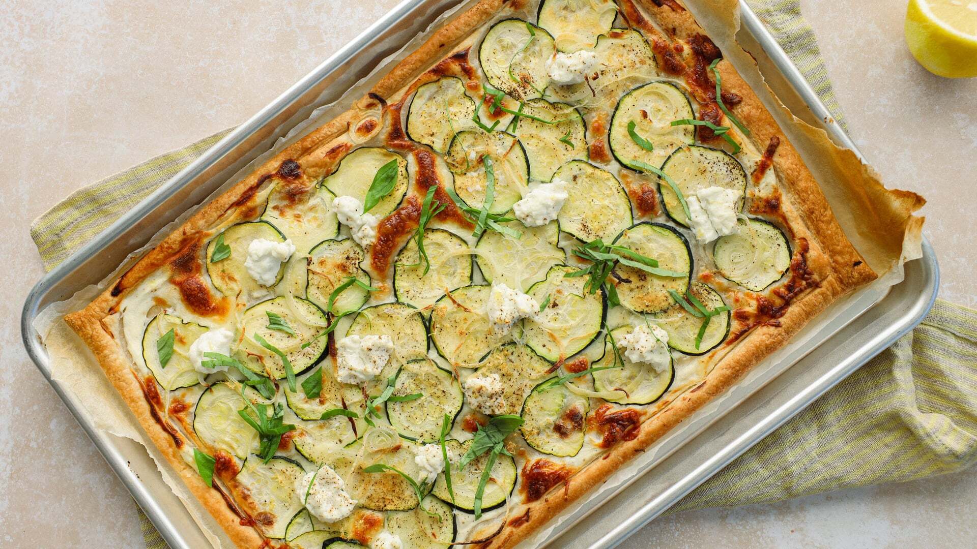 Flammkuchen mit Skyr und Ziegenkäse