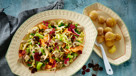 Lam i citronsauce med ærter, løg og romainesalat