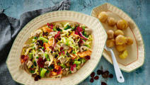Lam i citronsauce med ærter, løg og romainesalat