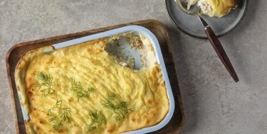 Kermainen kalavuoka kera juustoisen perunakuorrutteen – arjen lohturuokaa parhaimmillaan!