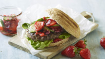 Sommerburger med jordbærsalsa