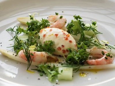 Rökt laxromssmetana med sparris och räksallad