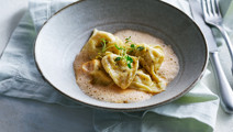 Hummertortellini med skummig bisque