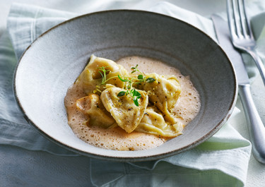 Hummertortellini med skummig bisque