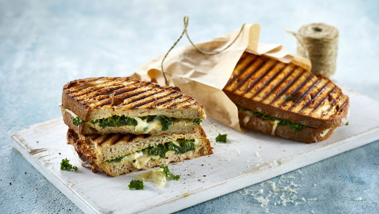Ostetoast på groft brød med kål og sennep