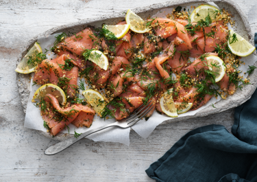 Gravad laks med citronrasp og sennepscreme