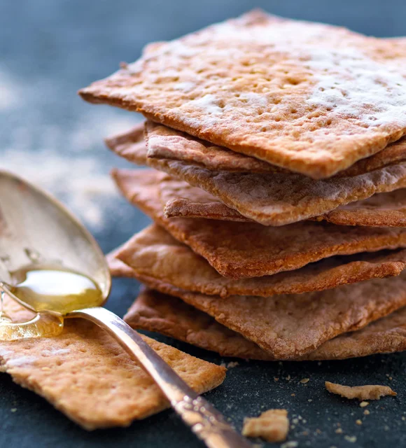 Spelt crispbread with sesame seeds