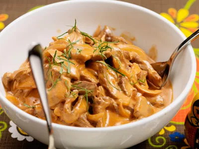 Biff Stroganoff är en klassisk rätt som gärna serveras med saltgurka, ris och en klick smetana.