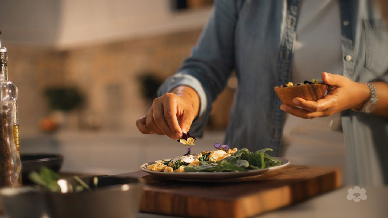 البيض المخفوق بالسبانخ والجبن الكريمي