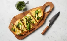 Pain à l’ail avec pesto et Double crème blanc Castello®