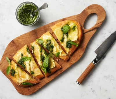 Pieczywo czosnkowe z Pesto i serem Castello White