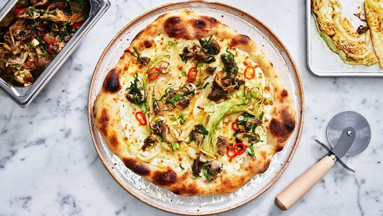 Pizza végétarienne au chou et champignons épicés