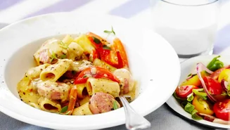 Italiensk pastapanna med salsiccia