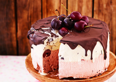 Islagkage med kirsebær og chokolade