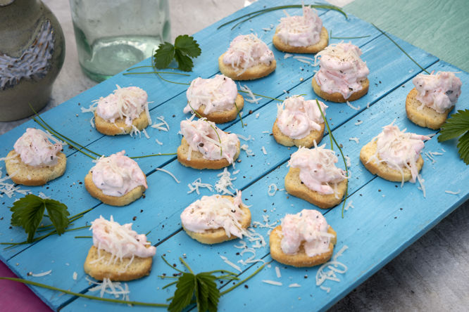 Räkröra med parmesan på crostinis