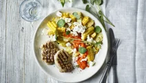 Let kartoffelmos med majs og peberfrugtdressing