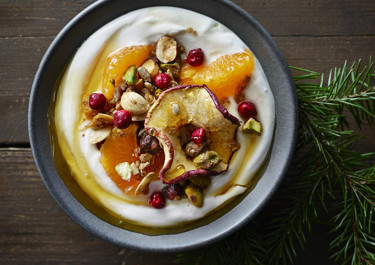Julgranola med kanel, ingefära och torkade äpplen