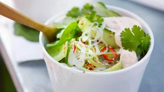 Nudelsallad med chili och spenat