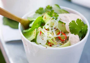 Nudelsallad med chili och spenat