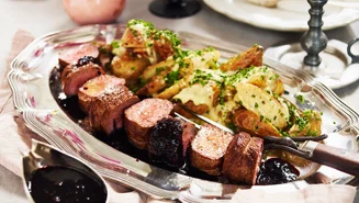 Timjanstekt kalv med svartvinbärssky