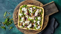 Pizza med pesto, svampe og ristede nødder