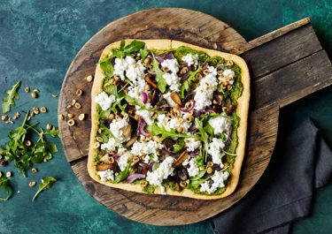 Pizza med pesto, svampe og ristede nødder