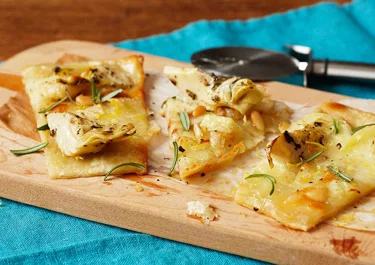 Pizza bianca med kronärtskocka och tryffelost