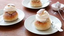 Lactosevrije semlor-broodjes met bosbessencompote