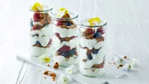Trifle met skyr, bosbessen, frambozen en knapperige muesli