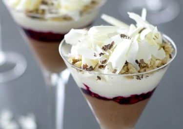Hvid og mørk chokolademousse med skovbærsirup