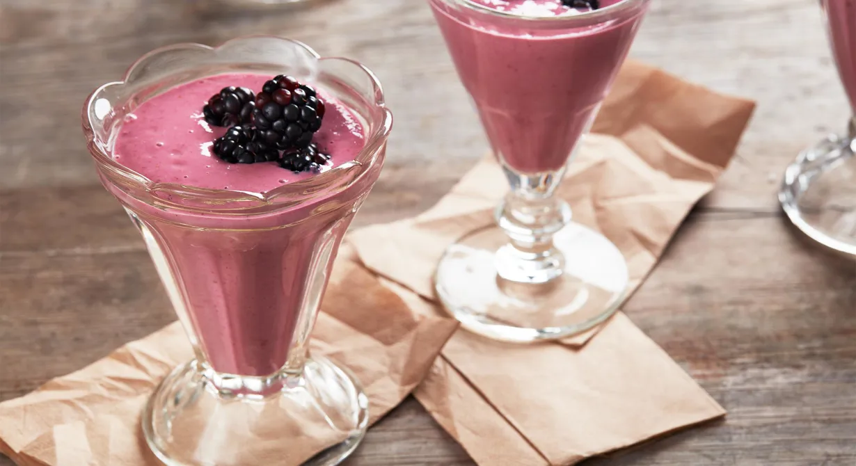 En kall, läskande milkshake på krämig yoghurt, färska persikor, björnbär och vaniljglass är alltid gott efter maten.