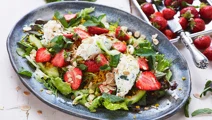 Sallad med ostkräm, saffransbulgur och jordgubbar