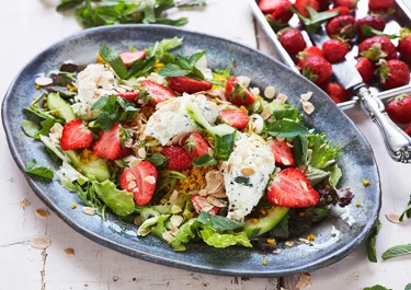 Sallad med ostkräm, saffransbulgur och jordgubbar