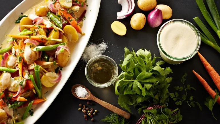 سلطة البطاطا الحارّة مع الخضار والأعشاب