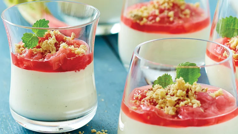 Ymerfromage med bagte rabarber og crumbledrys